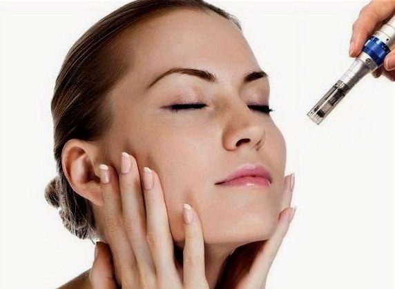 mulher fazendo tratamento facial